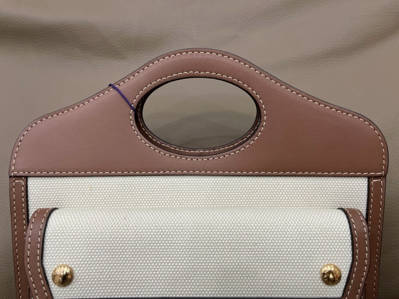 Burberry 巴寶莉pocket雙色拼接mini口袋包，托特包，可手提可單肩斜挎，包包牛皮拼帆布尺寸：23*6*26附件：肩帶-2