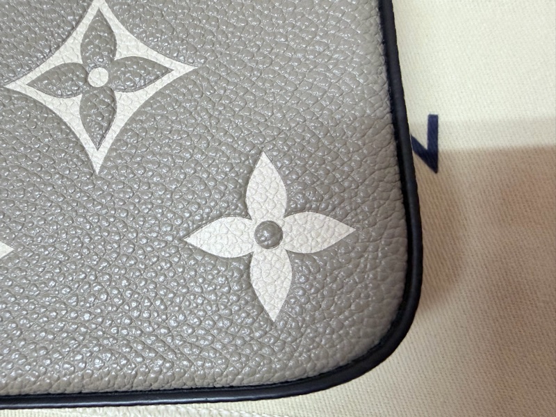 LV 路易威登 真品＊M82610 Félicie Pochette 斑鳩灰色皮革壓花紋 WOC三合一 金鏈斜背包-17