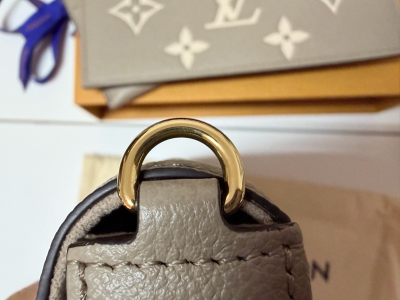 LV 路易威登 真品＊M82610 Félicie Pochette 斑鳩灰色皮革壓花紋 WOC三合一 金鏈斜背包-37