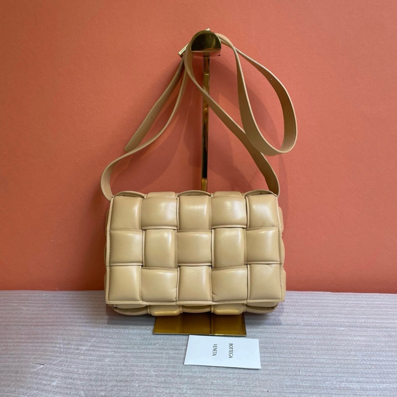 BV奶茶色枕頭包24cm-0