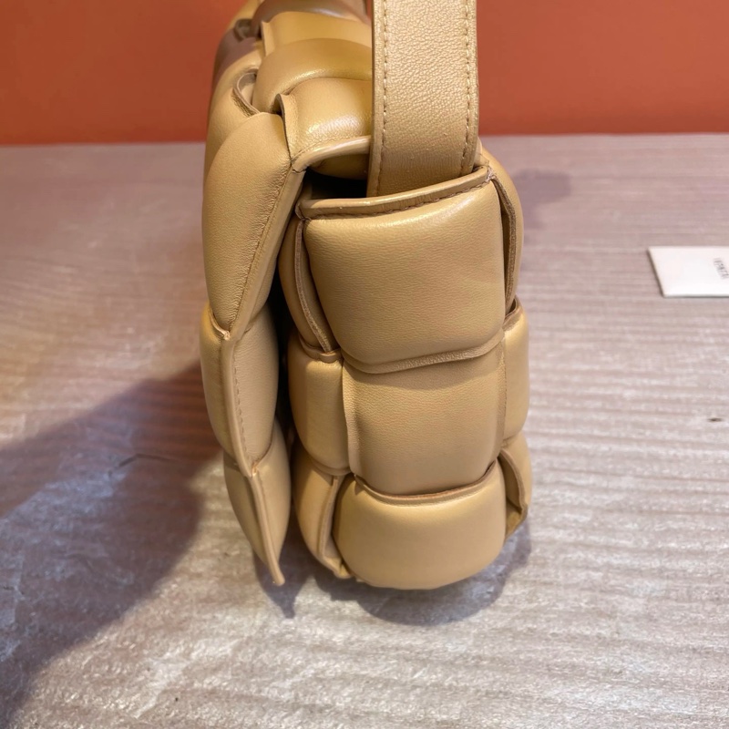 BV奶茶色枕頭包24cm-2