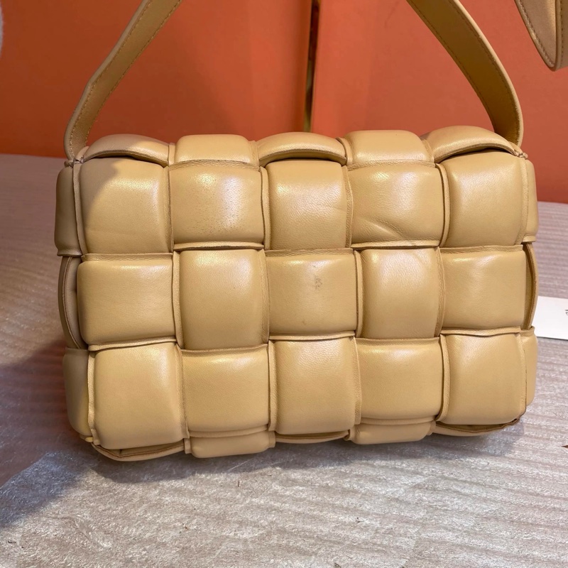 BV奶茶色枕頭包24cm-3