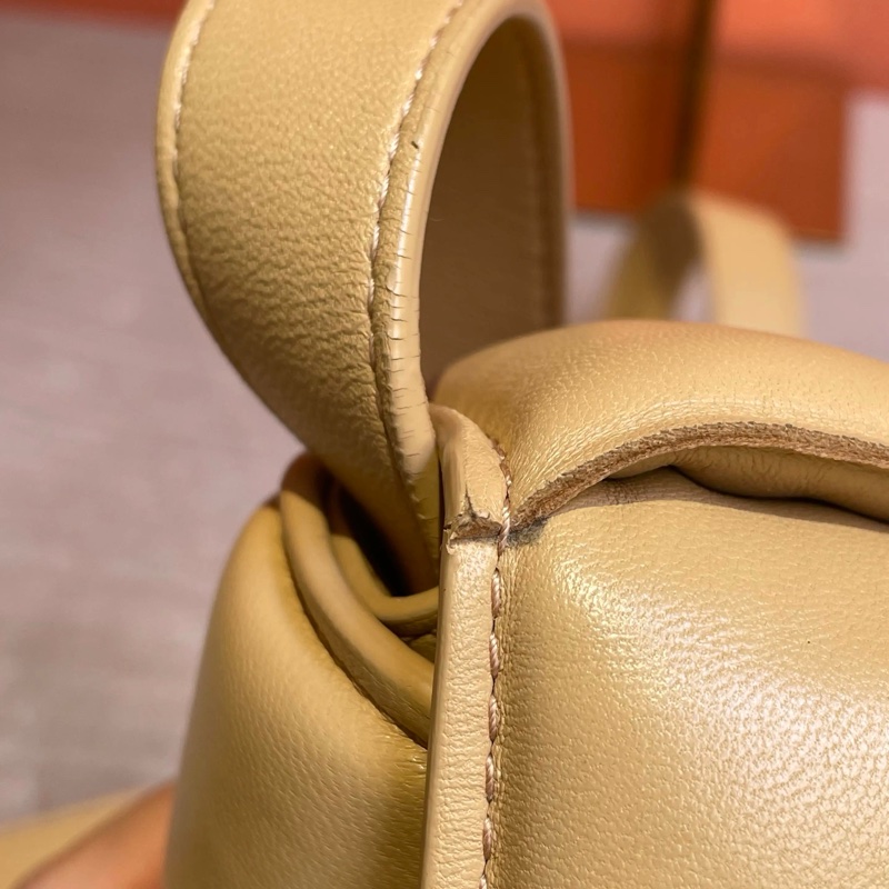 BV奶茶色枕頭包24cm-4