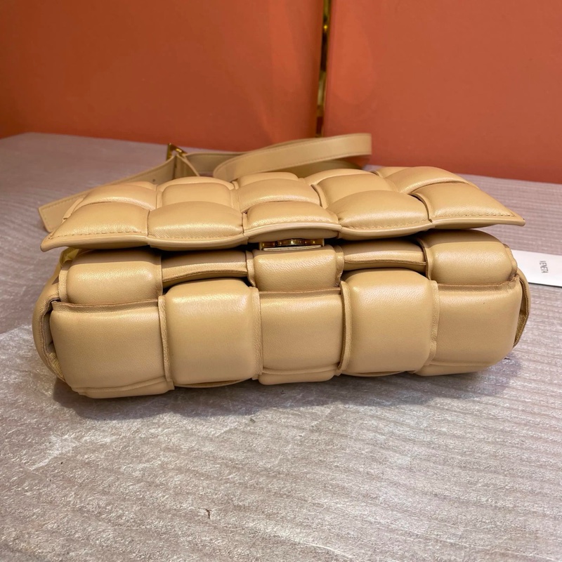 BV奶茶色枕頭包24cm-5