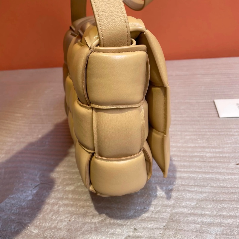 BV奶茶色枕頭包24cm-6