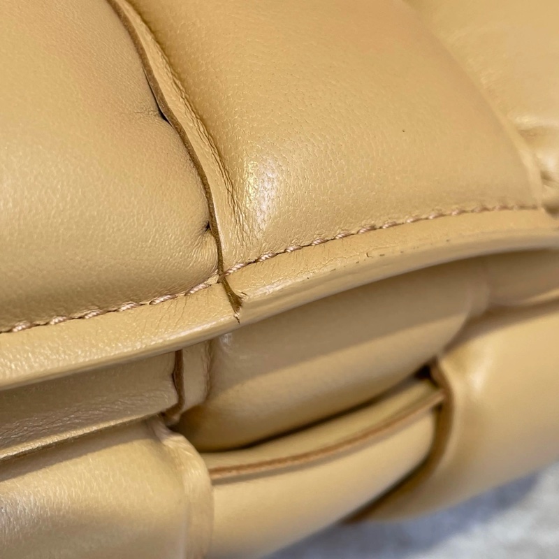 BV奶茶色枕頭包24cm-7