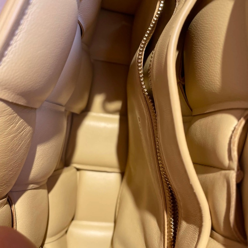 BV奶茶色枕頭包24cm-8