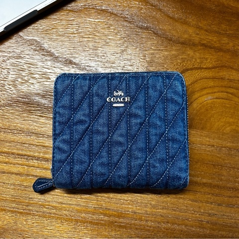 COACH 絎縫牛仔布拉鍊中夾