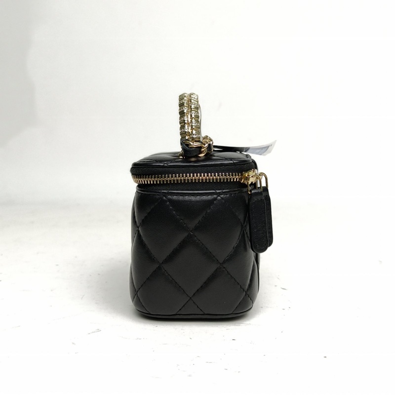 CHANEL 黑色羊皮鐳射標金扣24B方盒子化妝包水鑽手柄-1