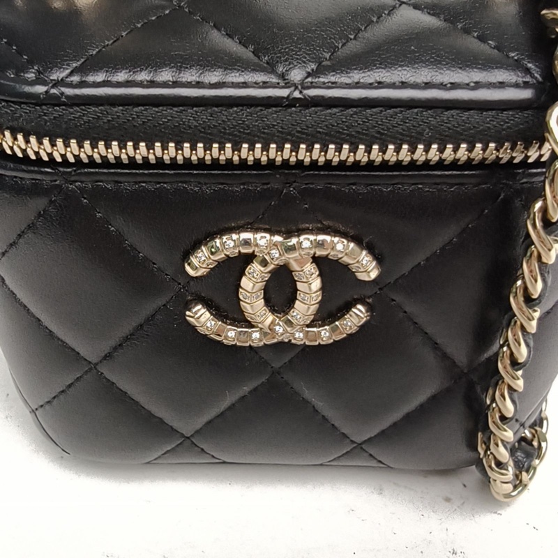 CHANEL 黑色羊皮鐳射標金扣24B方盒子化妝包水鑽手柄-4