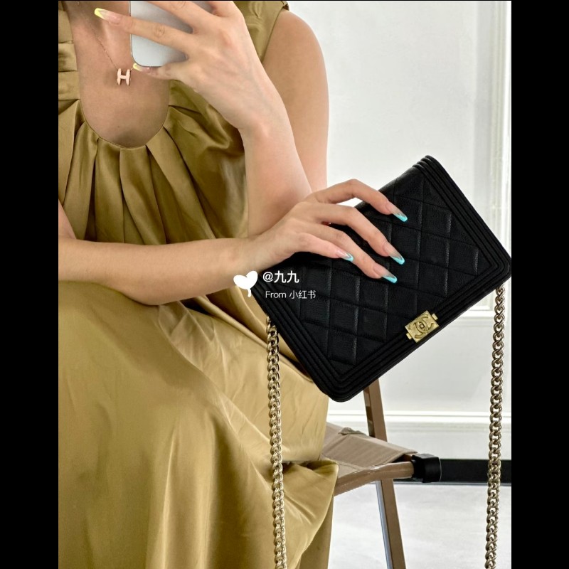 CHANEL 香奈兒的經典Boy 系列粒紋小牛皮金釦WOC 斜背包-1