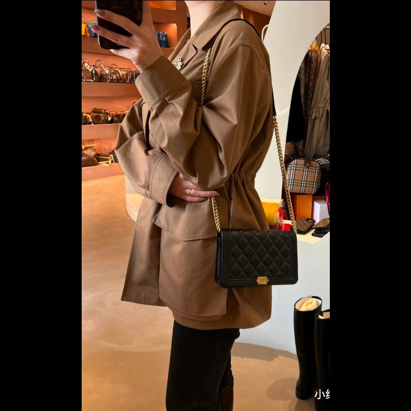 CHANEL 香奈兒的經典Boy 系列粒紋小牛皮金釦WOC 斜背包-2