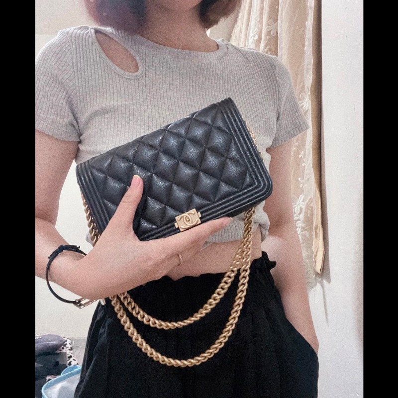 CHANEL 香奈兒的經典Boy 系列粒紋小牛皮金釦WOC 斜背包-3