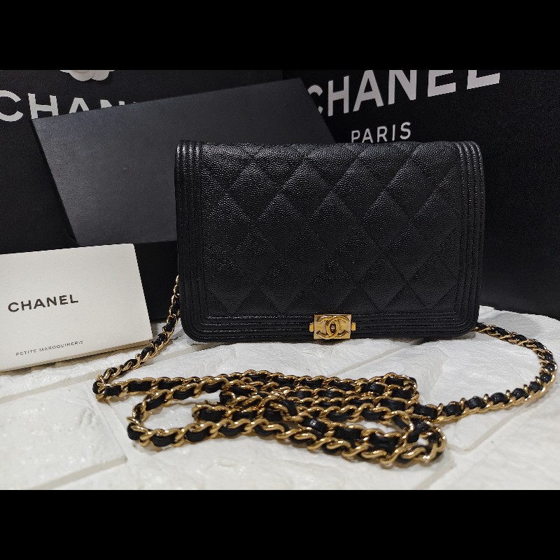 CHANEL 香奈兒的經典Boy 系列粒紋小牛皮金釦WOC 斜背包-4