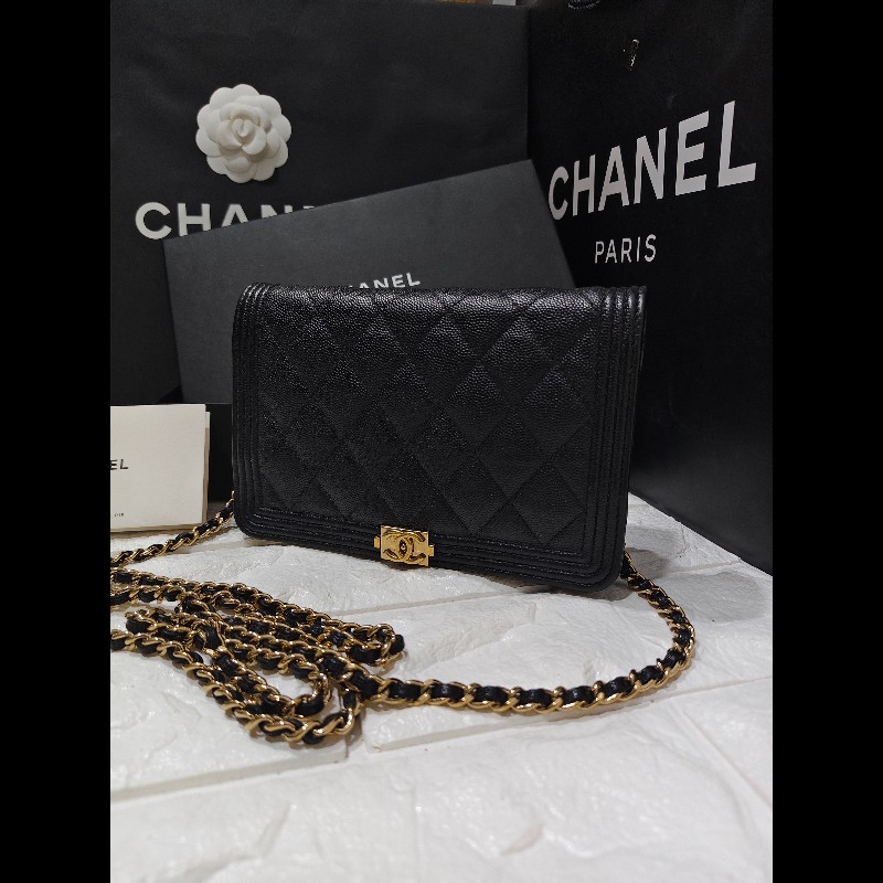 CHANEL 香奈兒的經典Boy 系列粒紋小牛皮金釦WOC 斜背包-5