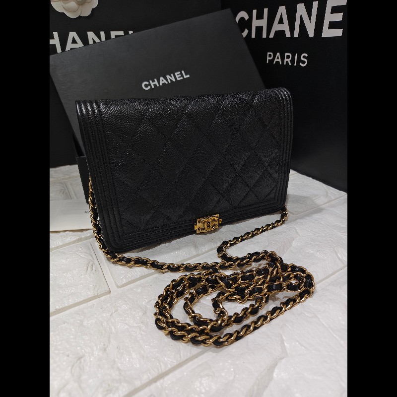 CHANEL 香奈兒的經典Boy 系列粒紋小牛皮金釦WOC 斜背包-6