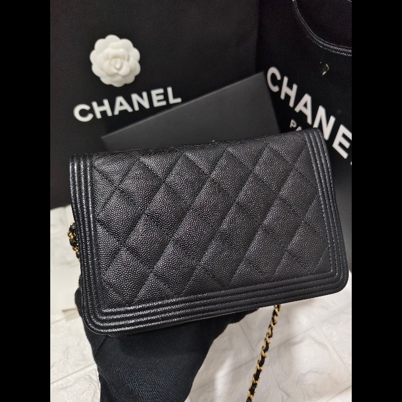 CHANEL 香奈兒的經典Boy 系列粒紋小牛皮金釦WOC 斜背包-7