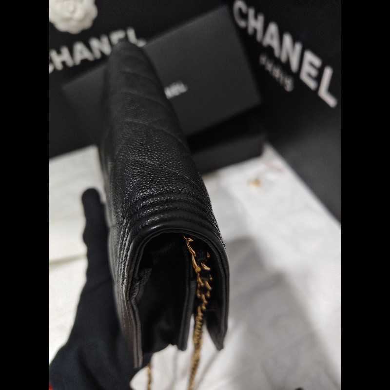 CHANEL 香奈兒的經典Boy 系列粒紋小牛皮金釦WOC 斜背包-8