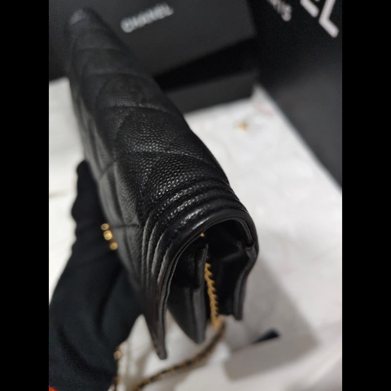 CHANEL 香奈兒的經典Boy 系列粒紋小牛皮金釦WOC 斜背包-9