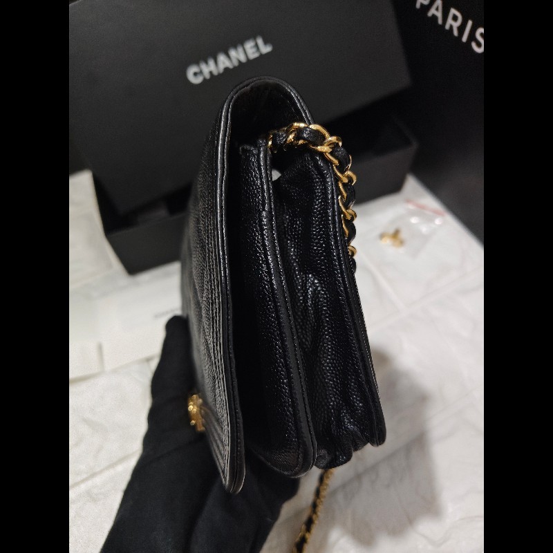 CHANEL 香奈兒的經典Boy 系列粒紋小牛皮金釦WOC 斜背包-10