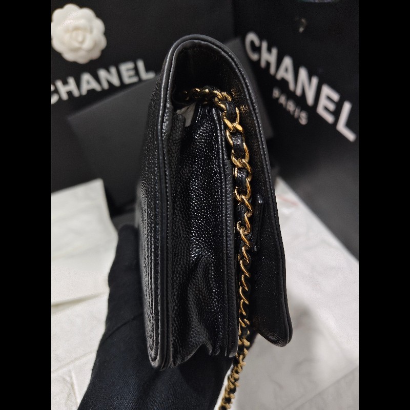 CHANEL 香奈兒的經典Boy 系列粒紋小牛皮金釦WOC 斜背包-11