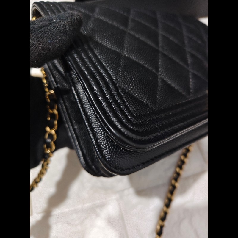 CHANEL 香奈兒的經典Boy 系列粒紋小牛皮金釦WOC 斜背包-12