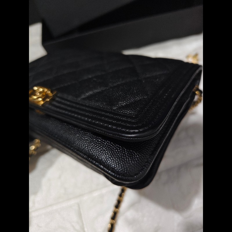 CHANEL 香奈兒的經典Boy 系列粒紋小牛皮金釦WOC 斜背包-13