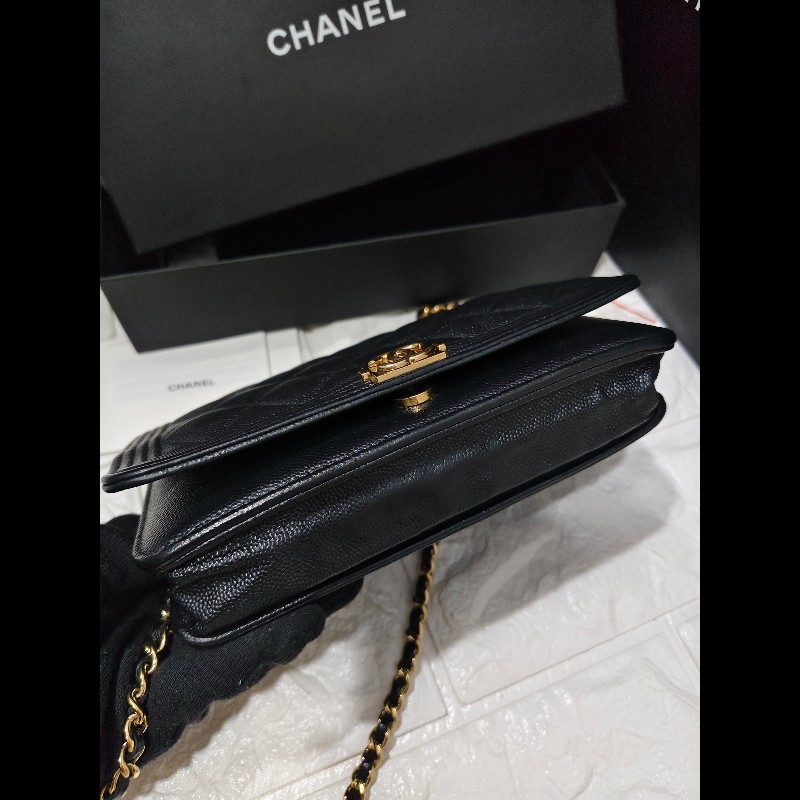 CHANEL 香奈兒的經典Boy 系列粒紋小牛皮金釦WOC 斜背包-14