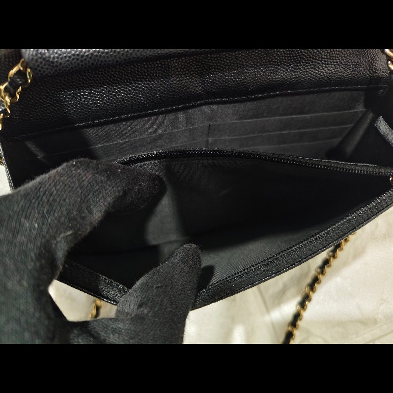 CHANEL 香奈兒的經典Boy 系列粒紋小牛皮金釦WOC 斜背包-16