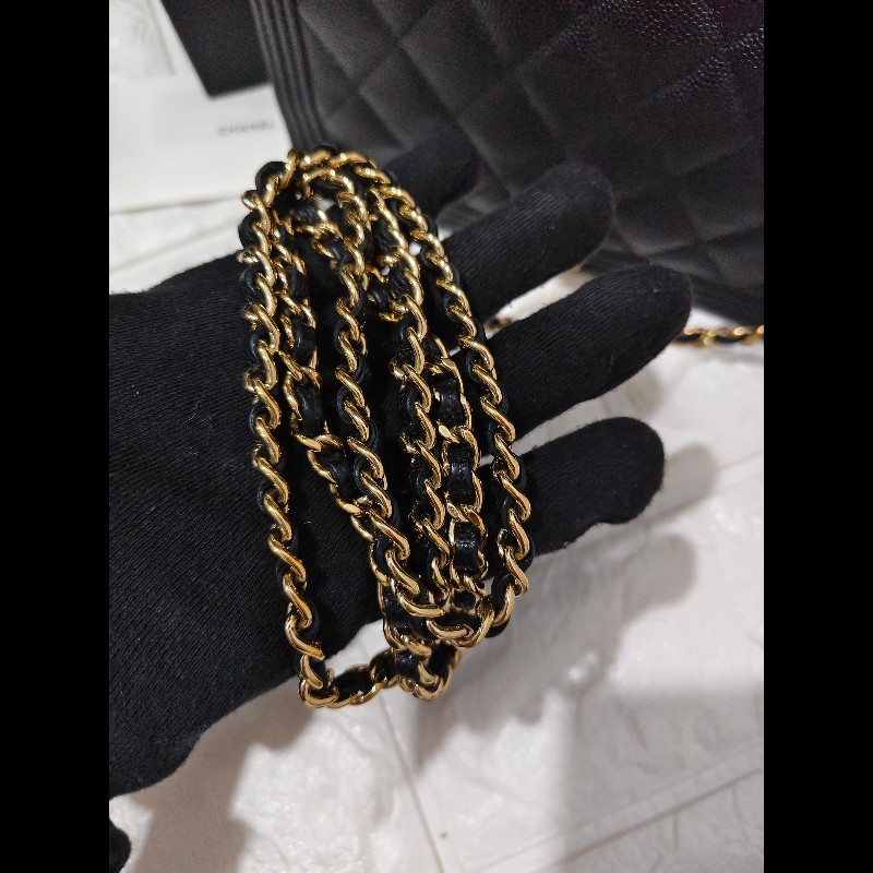 CHANEL 香奈兒的經典Boy 系列粒紋小牛皮金釦WOC 斜背包-21