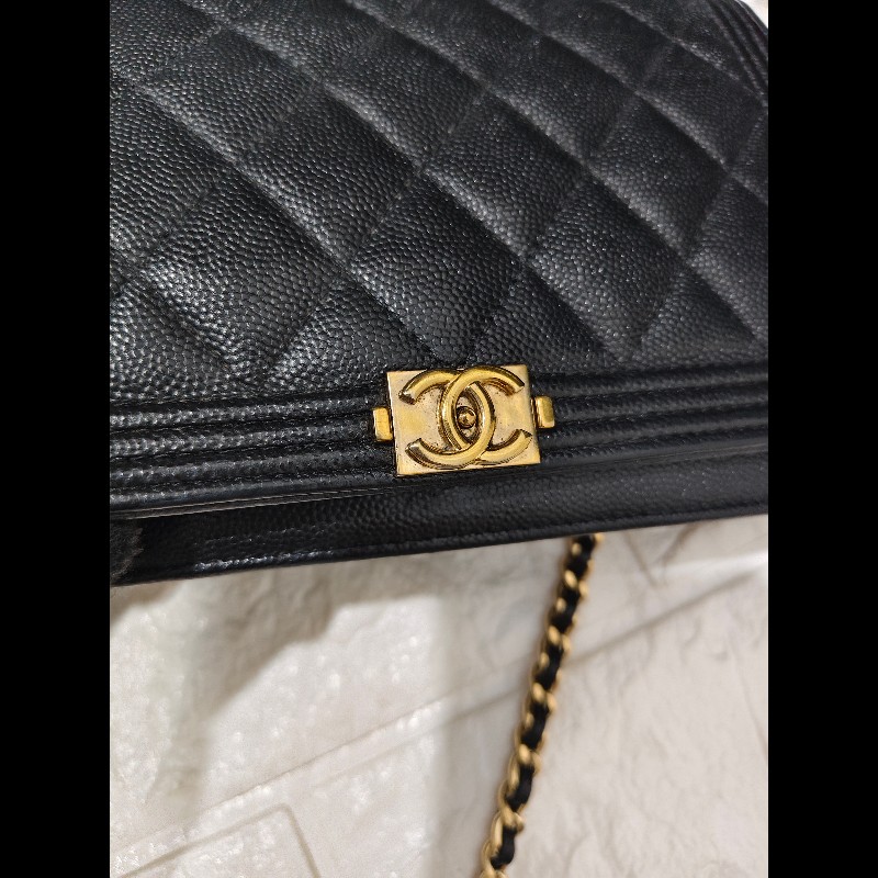 CHANEL 香奈兒的經典Boy 系列粒紋小牛皮金釦WOC 斜背包-22