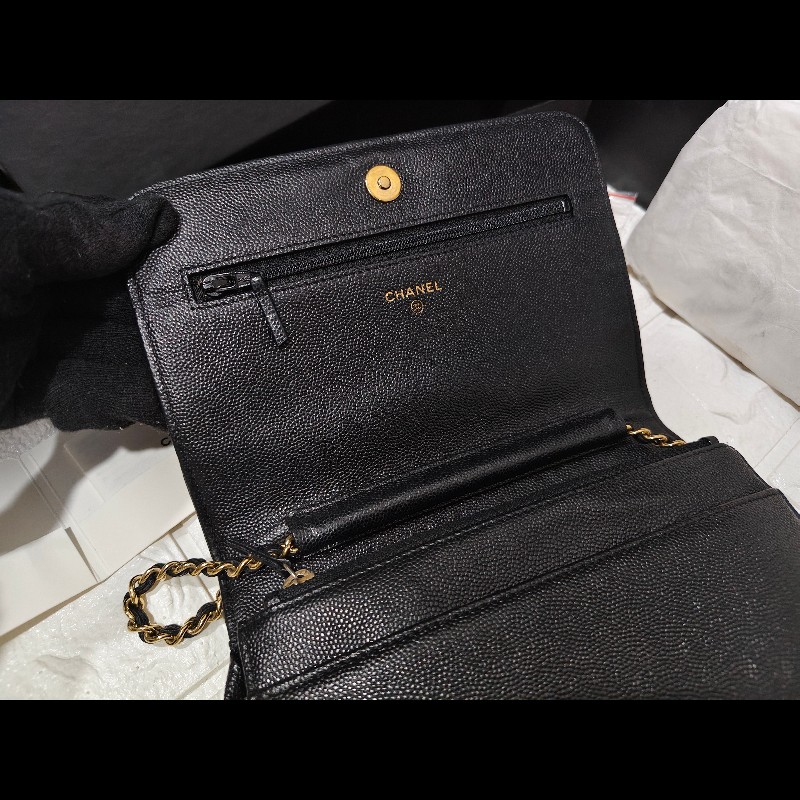 CHANEL 香奈兒的經典Boy 系列粒紋小牛皮金釦WOC 斜背包-23