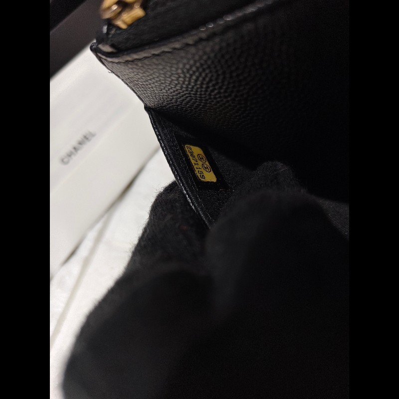 CHANEL 香奈兒的經典Boy 系列粒紋小牛皮金釦WOC 斜背包-26