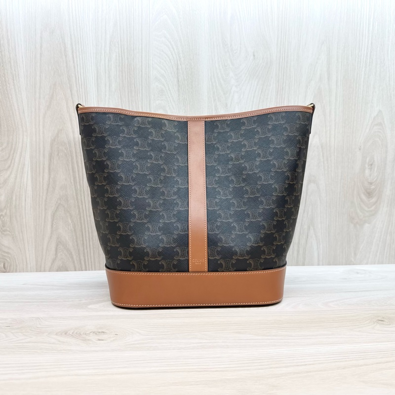 Celine🤎棕牛皮凱旋門中型水桶包/191132CAS.04LU-1