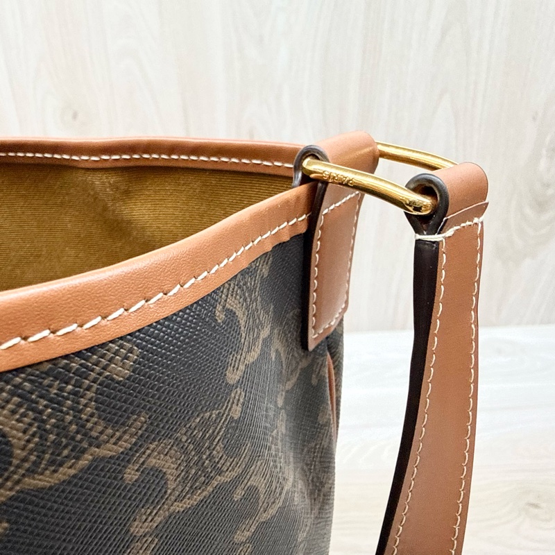 Celine🤎棕牛皮凱旋門中型水桶包/191132CAS.04LU-10