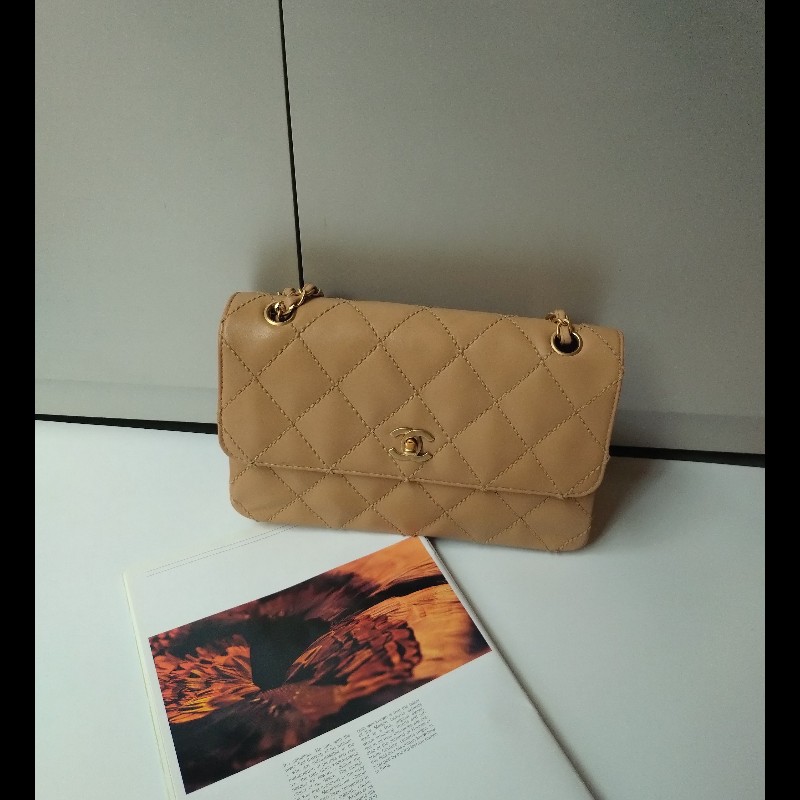 Chanel 金鍊粗線菱格奶茶色皮口蓋包-0