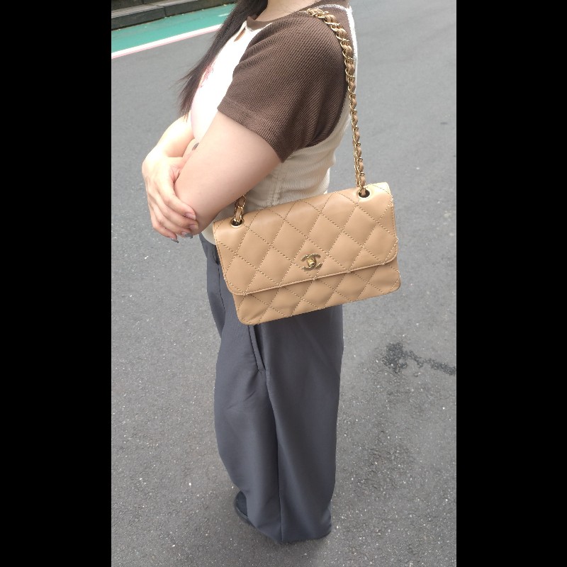 Chanel 金鍊粗線菱格奶茶色皮口蓋包-1