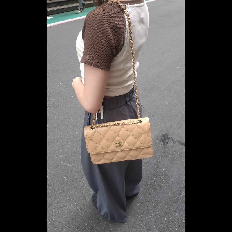 Chanel 金鍊粗線菱格奶茶色皮口蓋包-3