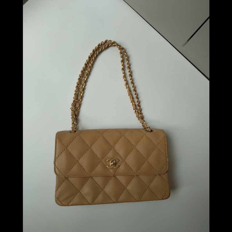 Chanel 金鍊粗線菱格奶茶色皮口蓋包-4