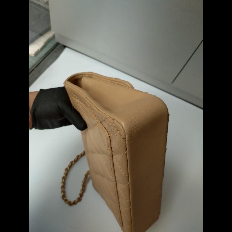 Chanel 金鍊粗線菱格奶茶色皮口蓋包-10