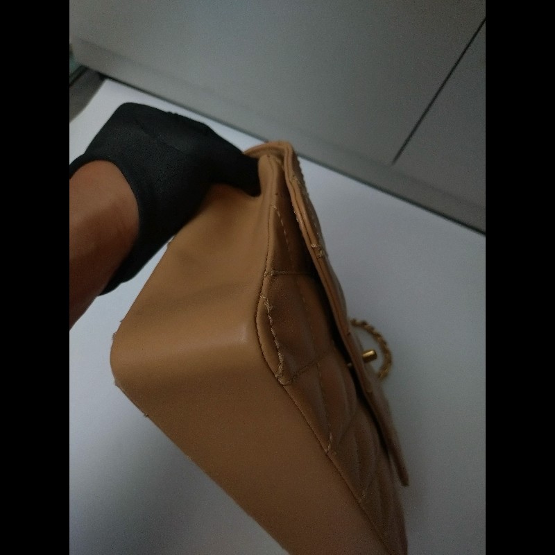 Chanel 金鍊粗線菱格奶茶色皮口蓋包-12