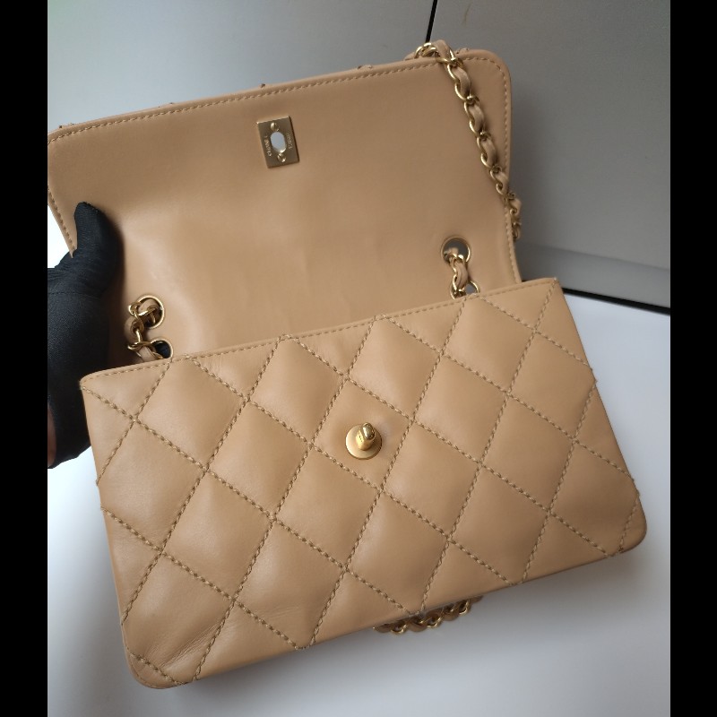 Chanel 金鍊粗線菱格奶茶色皮口蓋包-21