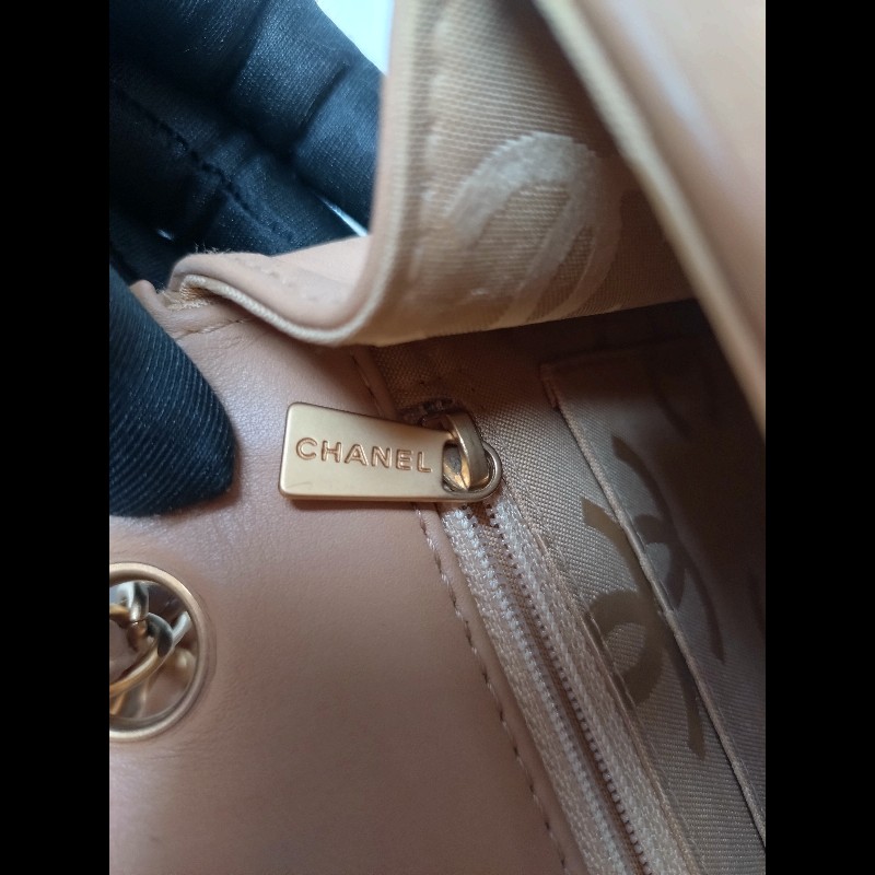 Chanel 金鍊粗線菱格奶茶色皮口蓋包-23