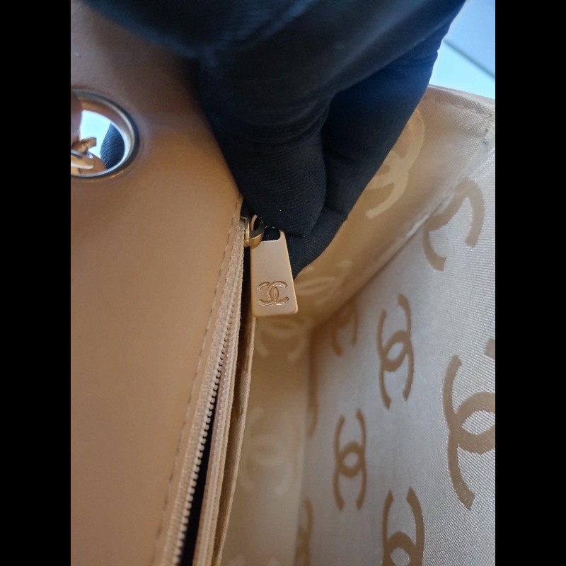 Chanel 金鍊粗線菱格奶茶色皮口蓋包-29