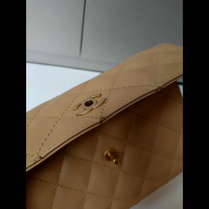 Chanel 金鍊粗線菱格奶茶色皮口蓋包-30