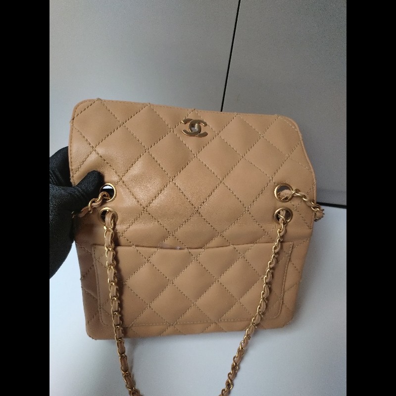 Chanel 金鍊粗線菱格奶茶色皮口蓋包-31