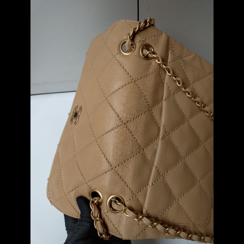 Chanel 金鍊粗線菱格奶茶色皮口蓋包-32