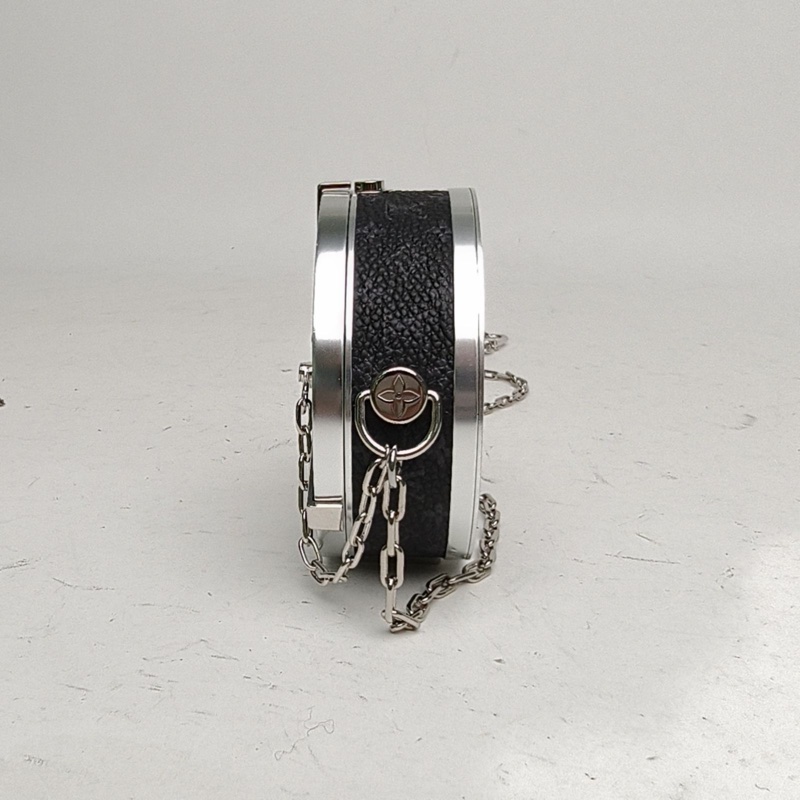 LOUIS VUITTON 黑色牛皮合金銀扣2022Wheelboxpouch車輪盒子包-1