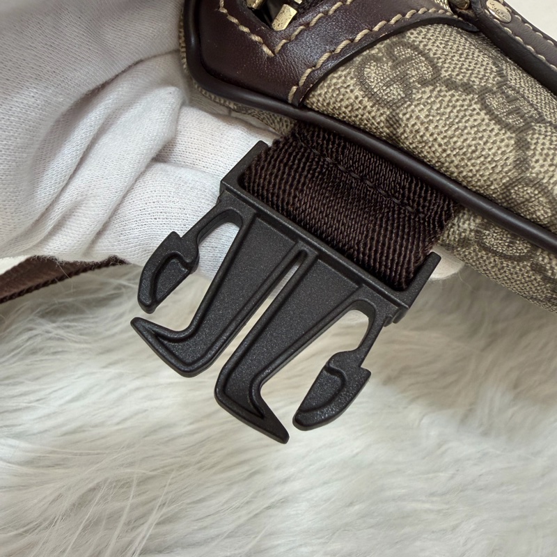 GUCCI 233269 咖皮 防水 PVC 銀釦 胸口包 腰包-25