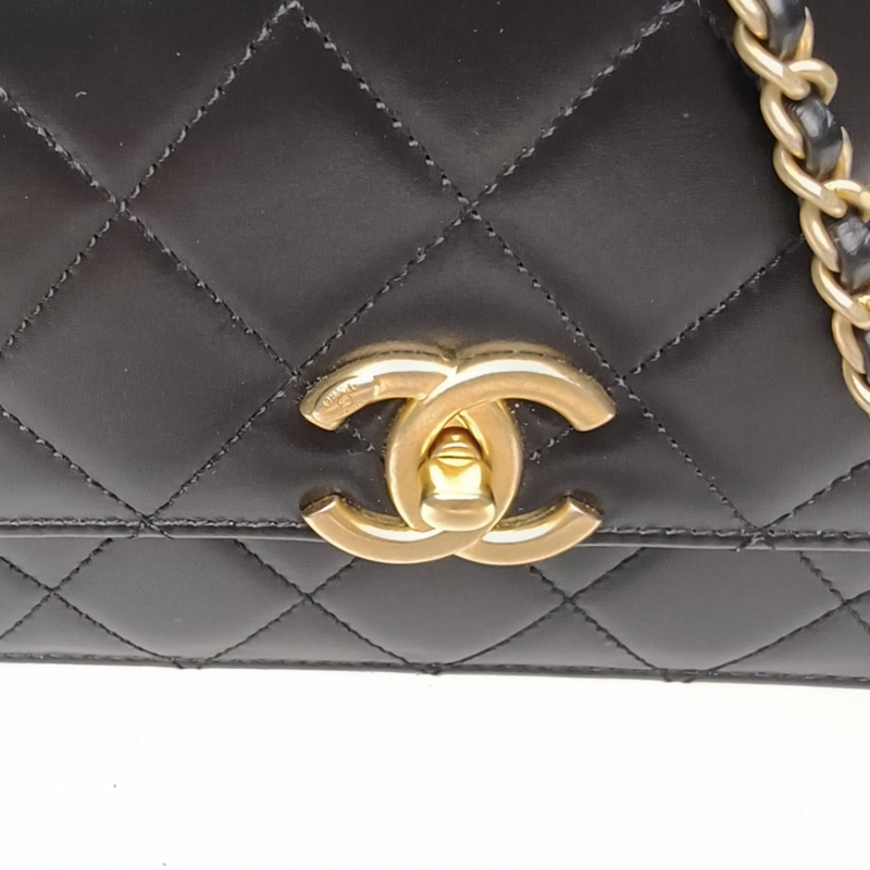 CHANEL 21ACF口蓋包黑色牛皮晶片開金扣雙金珠皮穿鏈-4